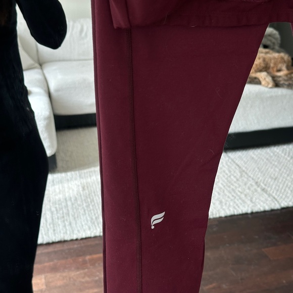 Fabletics Deep Red workout set - Picture 4 of 8